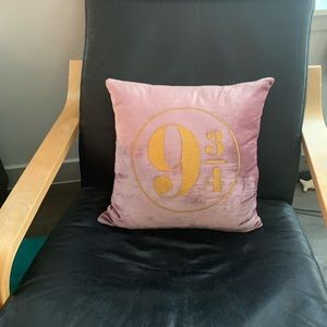 Pottery Barn x Harry Potter Platform 9 3/4 Pillow
